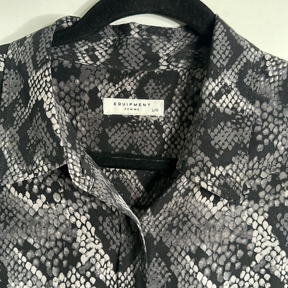 Equipment sneak print black and green slik button down shirt size large - Picture 5 of 9